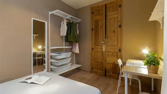 Rooms in Barcelona Eixample - photo 2