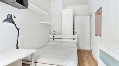 Room for rent in Milano Zona 6 - Barona, Lorenteggio, Milan