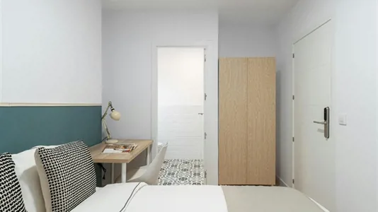 Rooms in Barcelona Ciutat Vella - photo 2