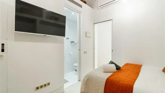 Rooms in Barcelona Ciutat Vella - photo 2