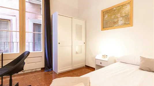 Rooms in Barcelona Ciutat Vella - photo 2