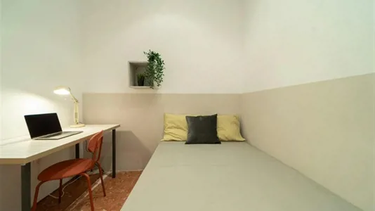 Rooms in Barcelona Eixample - photo 2