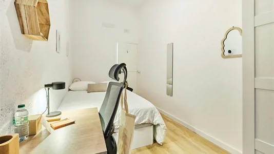 Rooms in Barcelona Ciutat Vella - photo 2