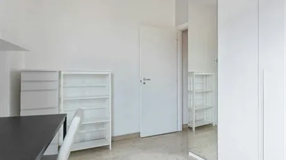 Room for rent in Milano Zona 6 - Barona, Lorenteggio, Milan