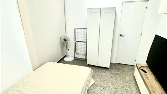 Rooms in Barcelona Ciutat Vella - photo 3