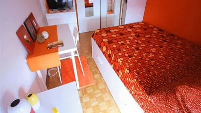 Room for rent in Milano Zona 6 - Barona, Lorenteggio, Milan