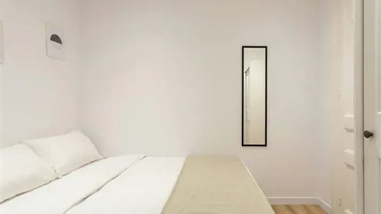 Rooms in Barcelona Eixample - photo 2