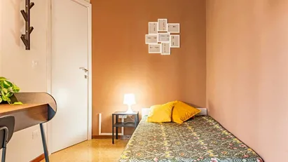 Room for rent in Milano Zona 8 - Fiera, Gallaratese, Quarto Oggiaro, Milan