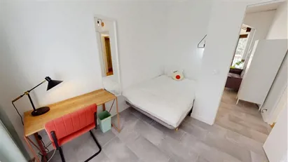 Room for rent in L'Haÿ-les-Roses, Île-de-France