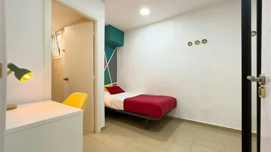 Rooms in Barcelona Ciutat Vella - photo 2