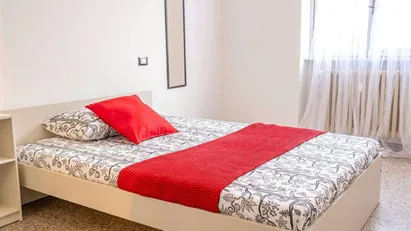 Room for rent in Milano Zona 8 - Fiera, Gallaratese, Quarto Oggiaro, Milan