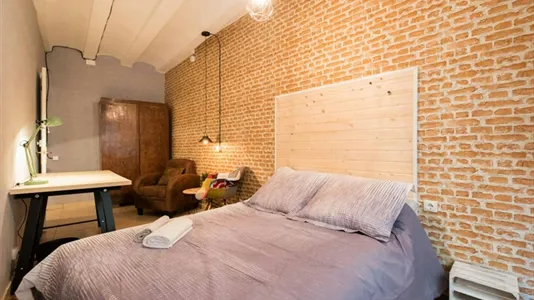 Rooms in Barcelona Ciutat Vella - photo 2