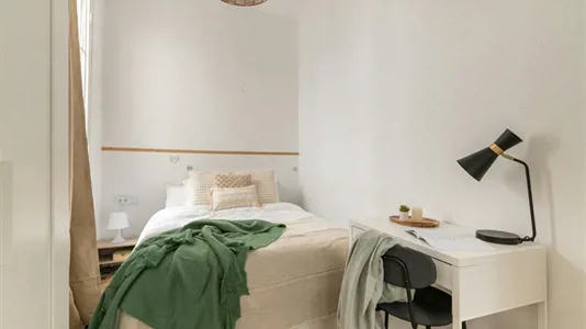 Rooms in Barcelona Ciutat Vella - photo 2