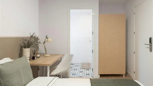 Rooms in Barcelona Ciutat Vella - photo 2