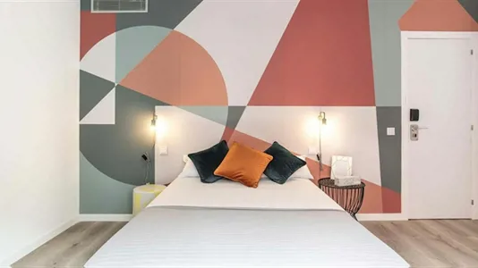 Rooms in Barcelona Ciutat Vella - photo 2