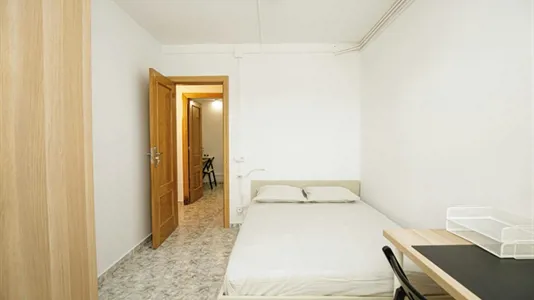 Rooms in Badalona - photo 1