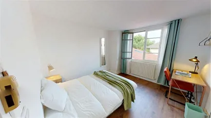 Room for rent in L'Haÿ-les-Roses, Île-de-France