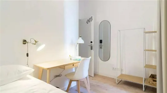 Rooms in Barcelona Ciutat Vella - photo 2