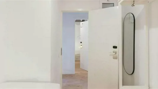 Rooms in Barcelona Ciutat Vella - photo 2