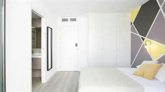 Rooms in Barcelona Ciutat Vella - photo 2