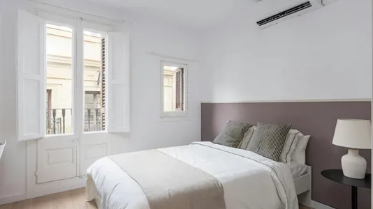 Rooms in Barcelona Ciutat Vella - photo 2