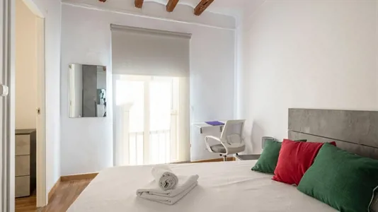 Rooms in Barcelona Ciutat Vella - photo 2