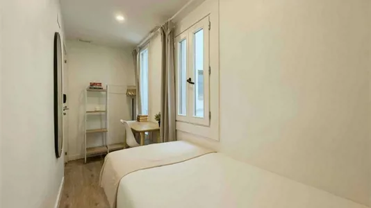 Rooms in Barcelona Ciutat Vella - photo 2