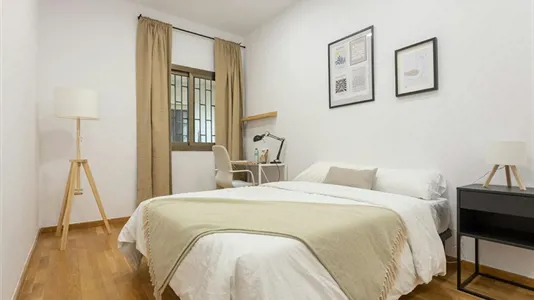 Rooms in Barcelona Ciutat Vella - photo 3