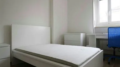 Room for rent in Milano Zona 6 - Barona, Lorenteggio, Milan