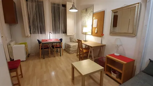 Rooms in Barcelona Ciutat Vella - photo 2