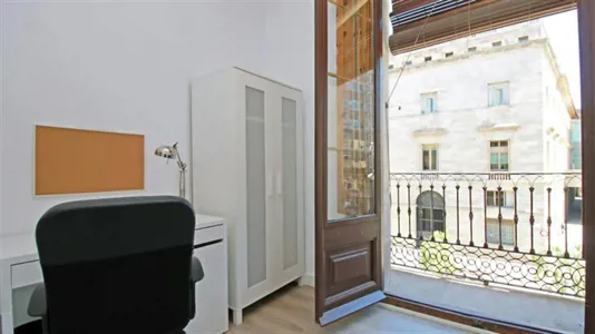 Rooms in Barcelona Ciutat Vella - photo 2