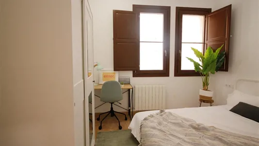 Rooms in Barcelona Ciutat Vella - photo 2