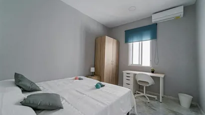 Room for rent in Hacienda de Su Eminencia, Andalucía