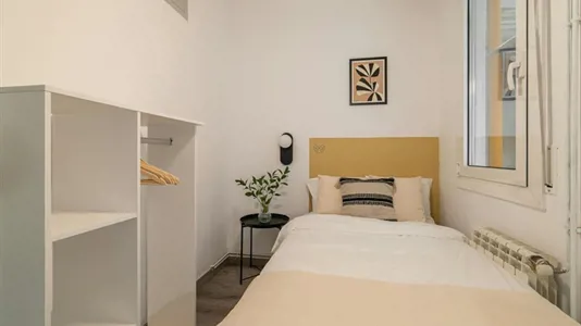 Rooms in Barcelona Eixample - photo 2