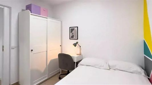 Rooms in Barcelona Ciutat Vella - photo 3