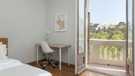 Rooms in Barcelona Eixample - photo 2