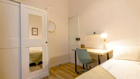 Rooms in Barcelona Ciutat Vella - photo 3