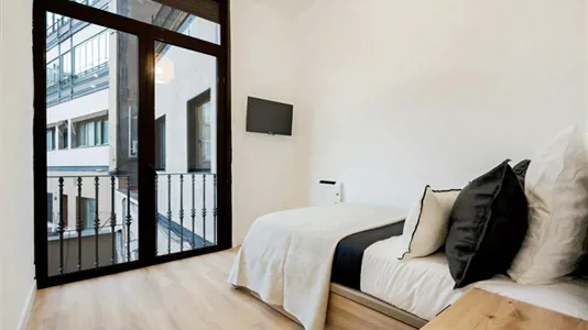 Rooms in Barcelona Eixample - photo 2