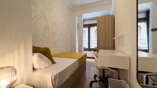 Rooms in Barcelona Ciutat Vella - photo 2