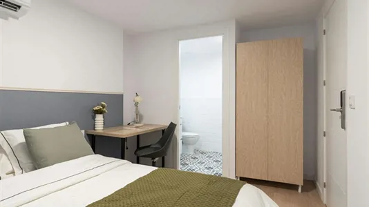 Rooms in Barcelona Ciutat Vella - photo 2