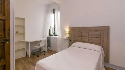 Rooms in Oviedo - photo 1