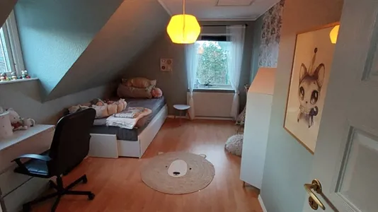 Rooms in Huddinge - photo 1