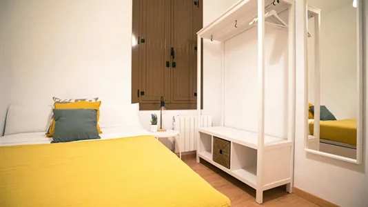 Rooms in Barcelona Ciutat Vella - photo 2