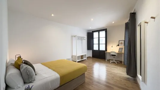 Rooms in Barcelona Ciutat Vella - photo 3