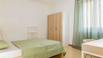 Room for rent in Milano Zona 8 - Fiera, Gallaratese, Quarto Oggiaro, Milan