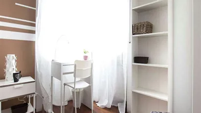 Room for rent in Milano Zona 6 - Barona, Lorenteggio, Milan