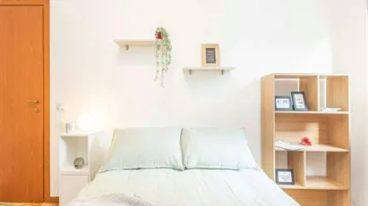 Room for rent in Milano Zona 6 - Barona, Lorenteggio, Milan