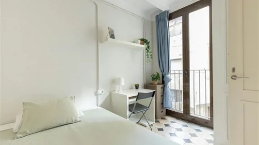 Rooms in Barcelona Ciutat Vella - photo 2