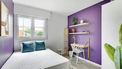 Room for rent in L'Haÿ-les-Roses, Île-de-France