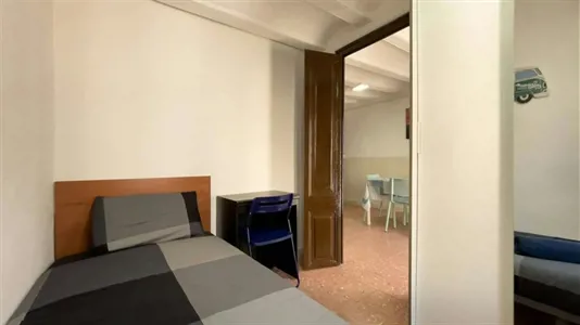 Rooms in Barcelona Ciutat Vella - photo 2